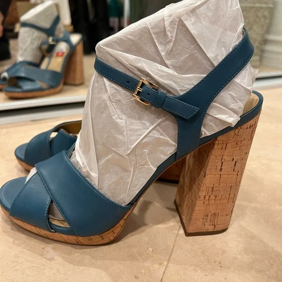 Elegant Blue Strappy Platform Sandals - Picture 3 of 5
